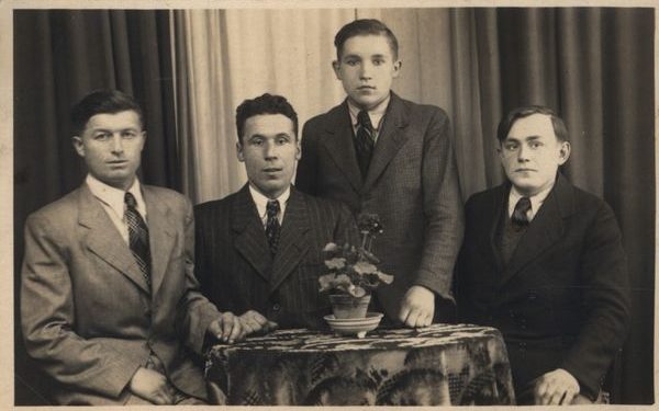 Мешканці села Байківці на ретро фото