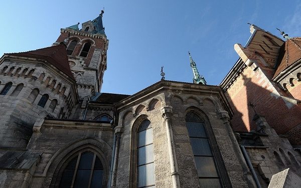 Чотири рази руйнували храм, а у ньому досі моляться віряни: історія Домініканського костелу у Чорткові