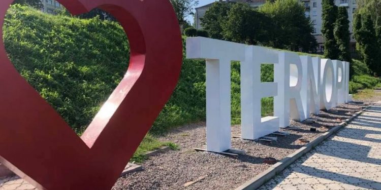 У Тернополі вандали ніяк не заспокояться: пошкодили атрибут «I love Ternopil» (фото)