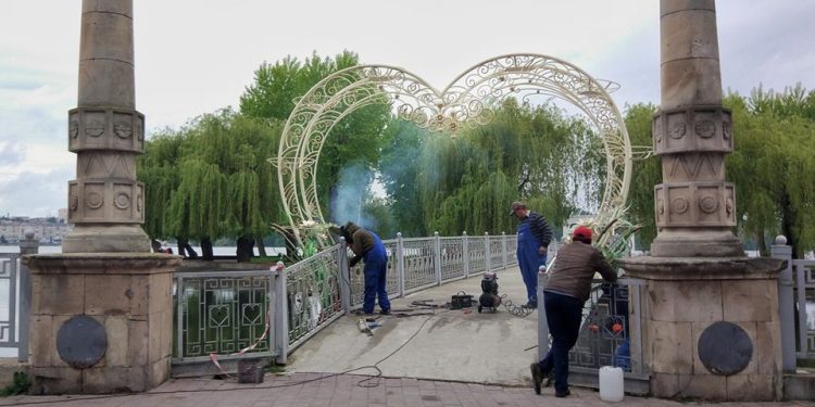 Арки, які встановлені у парках Тернополя були придбані в обхід тендерних процедур