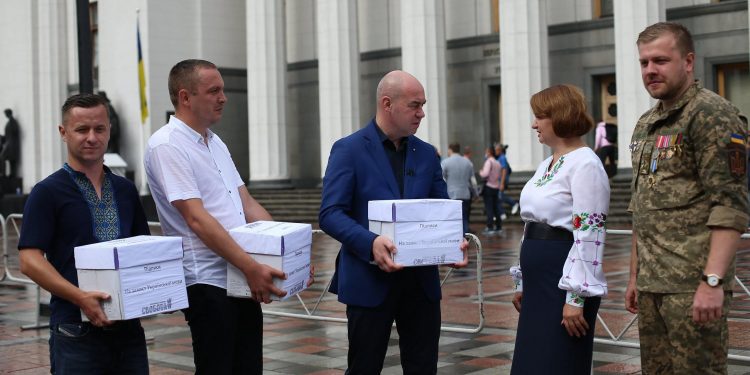 Мер-свободівець Сергій Надал передав у Верховну Раду десятки тисяч підписів тернополян на захист української мови (Фото)