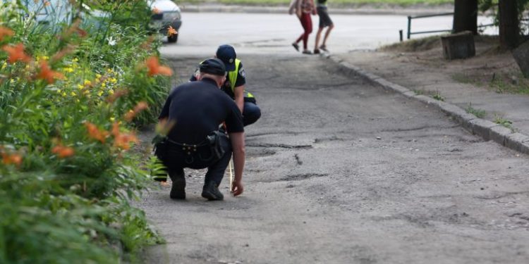 Проти ям – з рулеткою: через аварійність дороги тернополяни викликали поліцейських