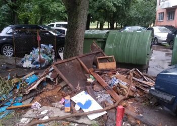 У Тернополі, на вулиці Слівенська комунальники не прибирають сміття вже 2 місяці