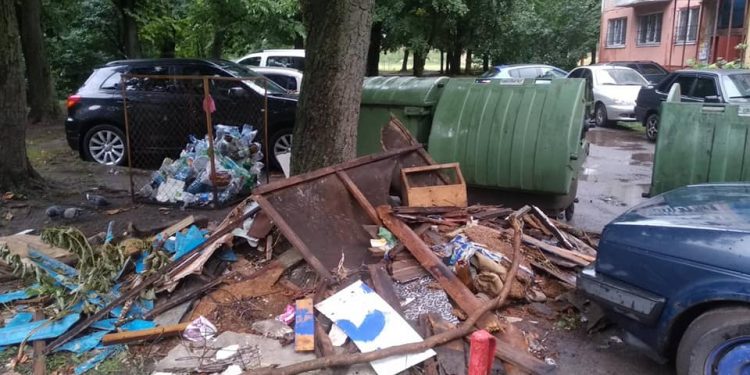 У Тернополі, на вулиці Слівенська комунальники не прибирають сміття вже 2 місяці