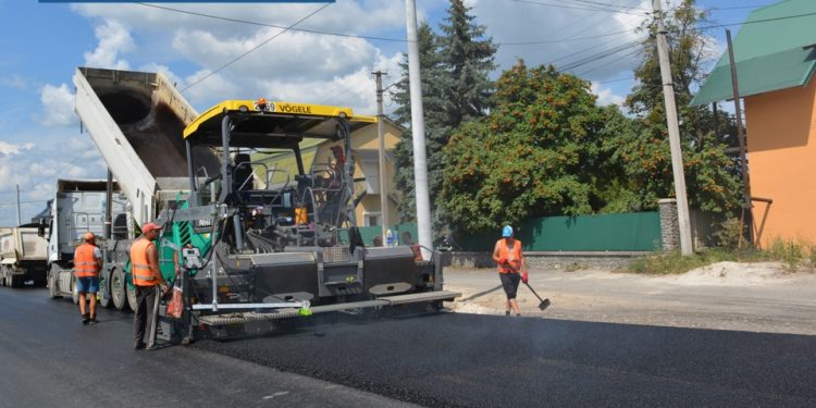 На обході міста Кременець фінішувало укладання другого шару асфальтобетону