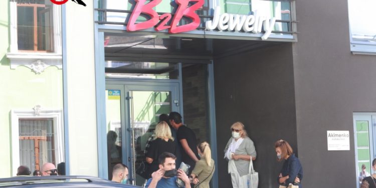 СБУ повідомила про блокування діяльності фінансової піраміди B2B jewelry : під їхнім офісом десятки людей