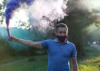 Димові шашки та десятки обурених людей: у Тернополі активісти «Варти» організували акцію проти котелень на торфі (Фото, відео)