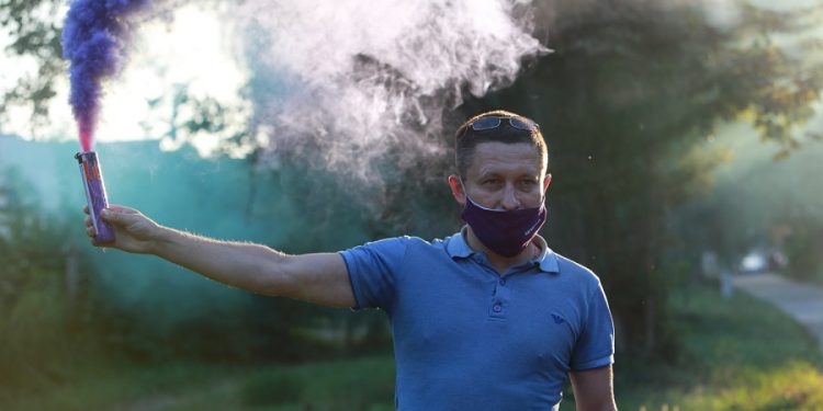 Димові шашки та десятки обурених людей: у Тернополі активісти «Варти» організували акцію проти котелень на торфі (Фото, відео)