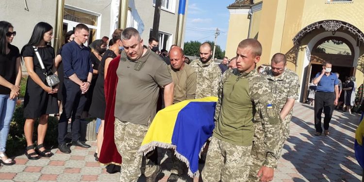 “На Фронті без змін – загинув один”: на Тернопільщині попрощалися із загиблим воїном