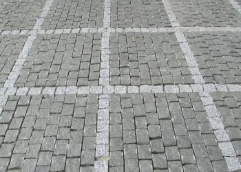 “Десь поклав бруківку, а десь на людей”: обурені тернополяни встановили оригінальні таблички