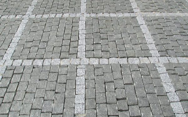 “Десь поклав бруківку, а десь на людей”: обурені тернополяни встановили оригінальні таблички