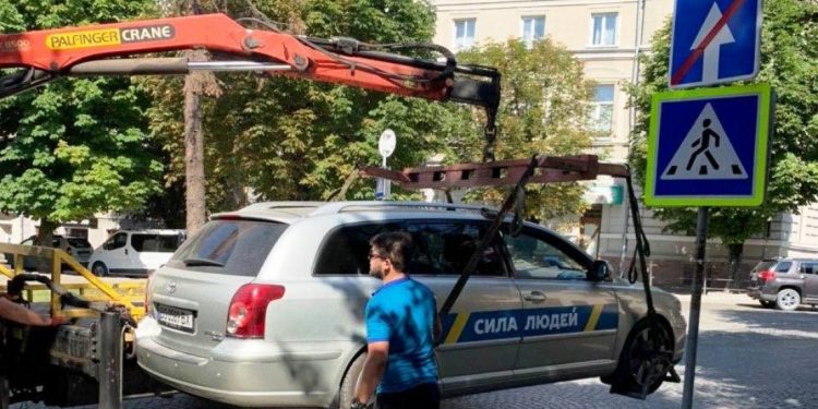 З центру Тернополя евакуатор забрав автомобіль із партійною символікою  (фото, відео)