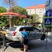 З центру Тернополя евакуатор забрав автомобіль із партійною символікою  (фото, відео)