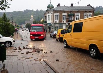 На Тернопільщині гроза змила частину дороги разом з бруківкою