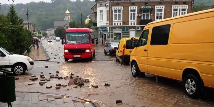 На Тернопільщині гроза змила частину дороги разом з бруківкою
