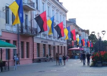 До Дня прапора обласна універсальна наукова бібліотека підготувала віртуальну виставку