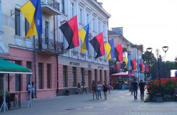 До Дня прапора обласна універсальна наукова бібліотека підготувала віртуальну виставку