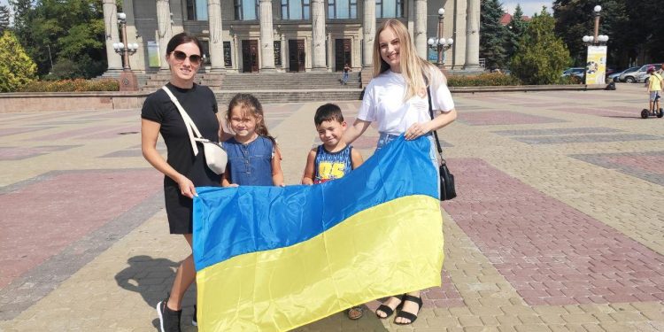 Активісти партії «Порядок. Відповідальність. Справедливість» продовжують акцію «Прапор України у кожному домі»