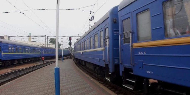 Пасажири влаштували бунт, щоб зупинити потяг у Тернополі