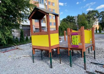 В рамках проекту “Подаруй світло” у Тернополі облаштовують інклюзивний дитячий майданчик