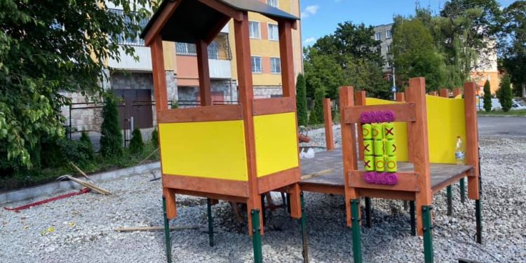 В рамках проекту “Подаруй світло” у Тернополі облаштовують інклюзивний дитячий майданчик