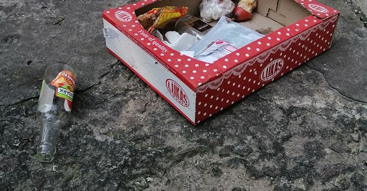 Тернополянка скаржиться на невідомих, які залишили непотріб просто на порозі будинку (фото)