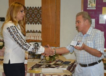 Барна вручив доньці поета посвідчення Спілки слов’янських письменників України