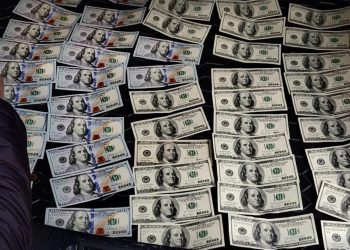 Урядовці кришують контрабанду ліків від COVID-19, натомість звинувачують місцеве самоврядування у збільшенні хворих