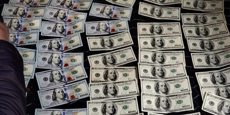 Урядовці кришують контрабанду ліків від COVID-19, натомість звинувачують місцеве самоврядування у збільшенні хворих