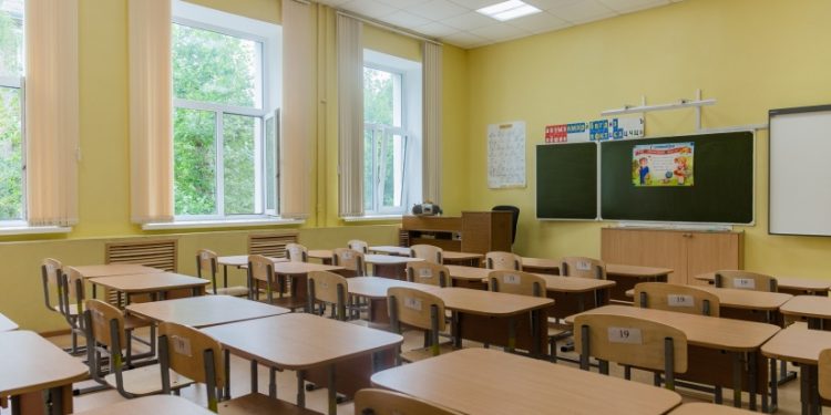 В одному із районів Тернопільщини батьки забирають документи своїх чад зі шкіл