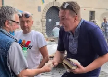 У центрі Львова невідомий роздавав перехожим гроші від імені Ісуса
