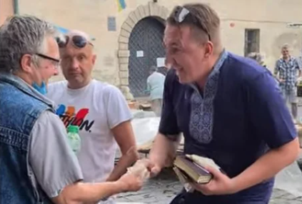 У центрі Львова невідомий роздавав перехожим гроші від імені Ісуса