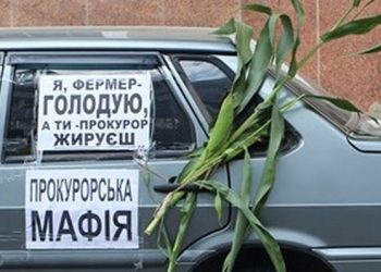 Біля Тернопільської міської ради триває акція протесту: голодує фермер з Тернопільщини