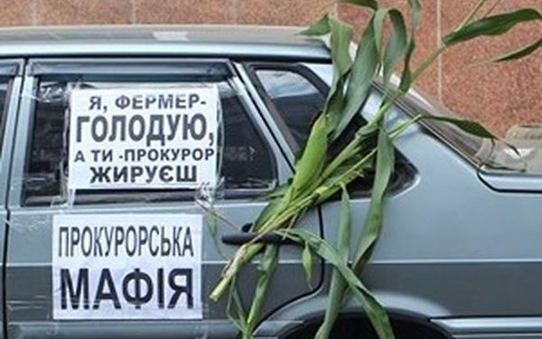 Біля Тернопільської міської ради триває акція протесту: голодує фермер з Тернопільщини