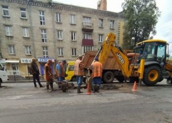 Затори у Тернополі: В центрі міста провалився асфальт (Відео)