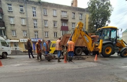 Затори у Тернополі: В центрі міста провалився асфальт (Відео)