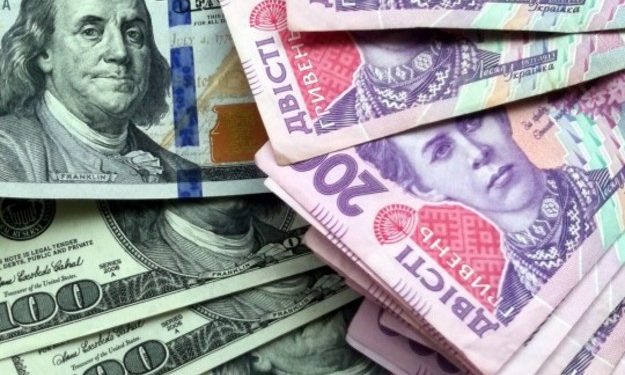 Поміняла 267 тисяч гривень на 10 тисяч сувенірних доларів: шахраї надурили валютчицю