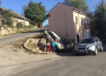 ДТП на Тернопільщині: автомобіль без дорослих, але з трьома дітьми сам покотився і злетів з дороги (Фото)