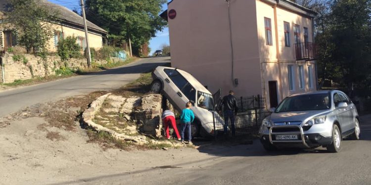 ДТП на Тернопільщині: автомобіль без дорослих, але з трьома дітьми сам покотився і злетів з дороги (Фото)