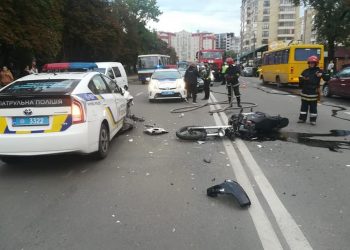 У Тернополі зіткнулися автомобіль патрульних і мотоцикл (Фото)