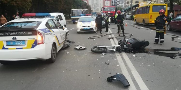 У Тернополі зіткнулися автомобіль патрульних і мотоцикл (Фото)