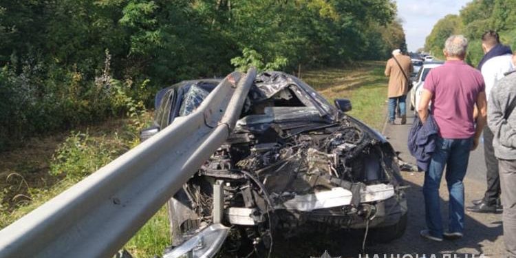 На Тернопільщині водій на “Мерседесі” в’їхав у відбійник: авто розрізало навпіл (Фото)