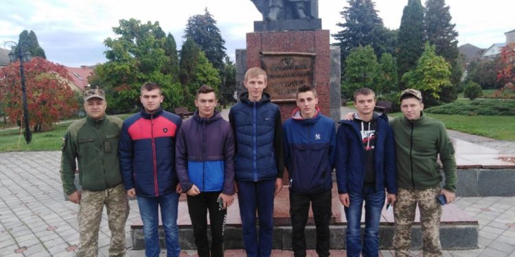 Перші пішли: на Тернопільщині до війська провели призовників (Фото)