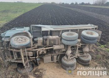 ДТП біля Тернополя: вантажівка перекинулася, водія затиснуло в кабіні (Фото)