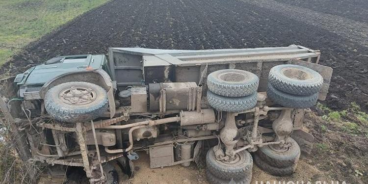 ДТП біля Тернополя: вантажівка перекинулася, водія затиснуло в кабіні (Фото)
