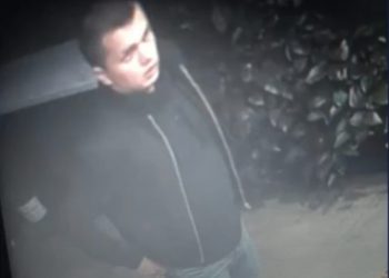 У Тернополі розшукують чоловіка, який побив людину. Є відео бійки