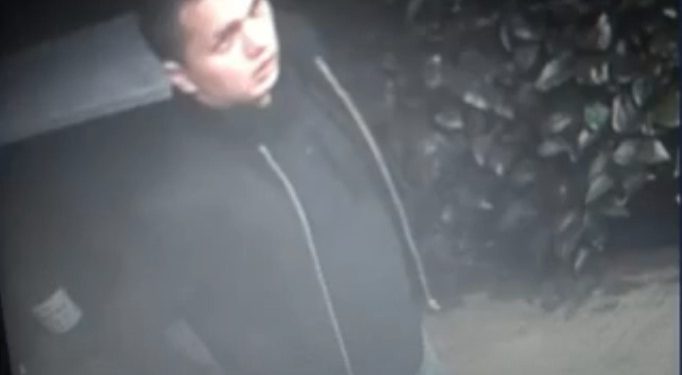 У Тернополі розшукують чоловіка, який побив людину. Є відео бійки