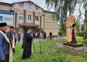 Відкрили пам’ятник священнику, який “піднімав” Тернопіль (Фото)