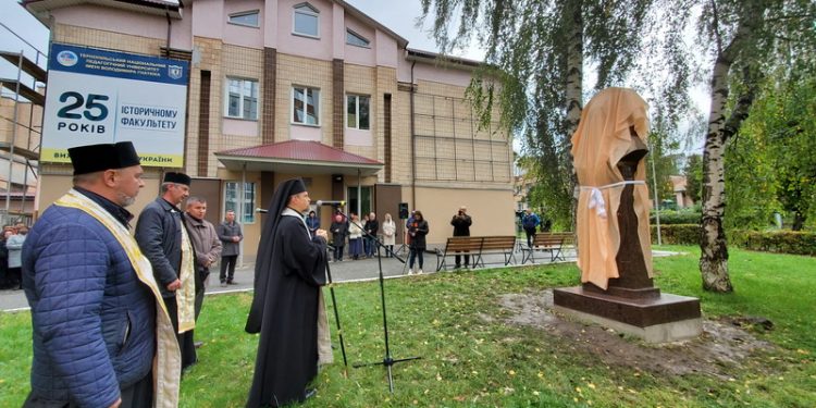Відкрили пам’ятник священнику, який “піднімав” Тернопіль (Фото)