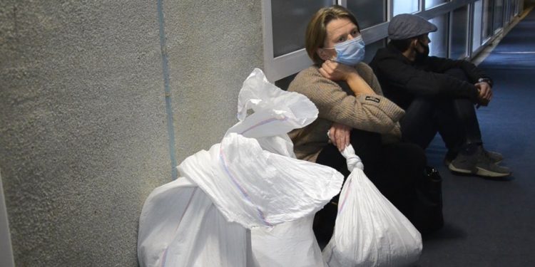 З мішками у великих чергах: що робиться біля Тернопільської міської ТВК (Фото)